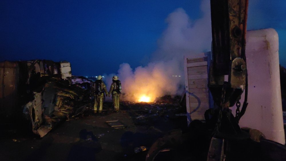 Zeytinburnu'nda karaya oturan STREAMLINE isimli gemide çalışma sırasında yangın çıktı
