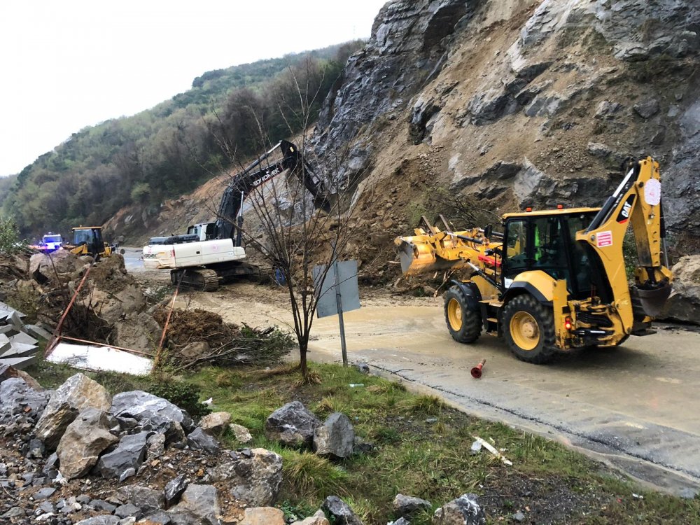 Zonguldak'ta heyelan karayolunu ulaşıma kapattı