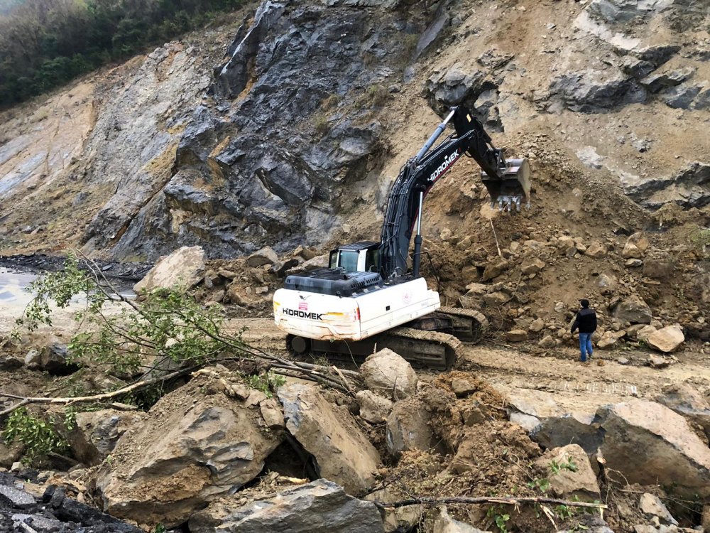 Zonguldak'ta heyelan karayolunu ulaşıma kapattı