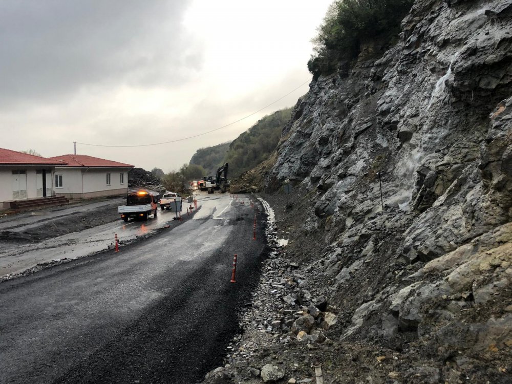 Zonguldak'ta heyelan karayolunu ulaşıma kapattı