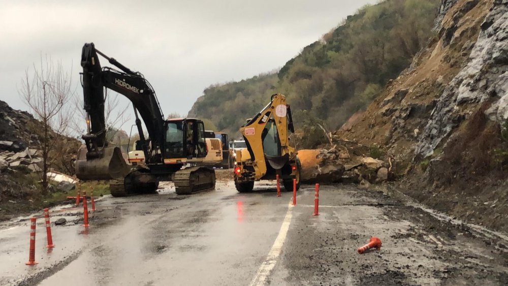 Zonguldak'ta heyelan karayolunu ulaşıma kapattı