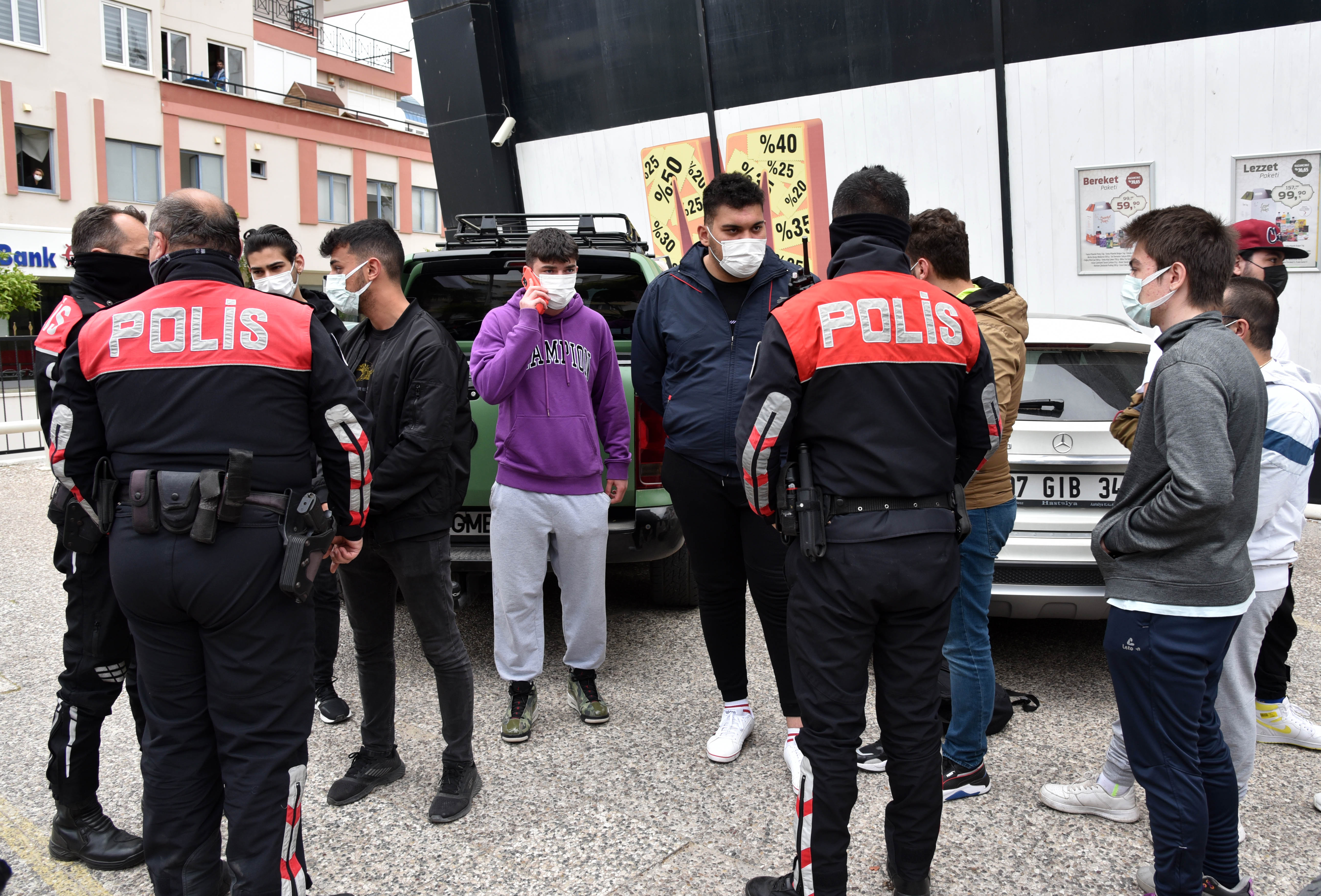 174204223-antalyada-uzun-namlulu-tufek-alarmi-5-gozalti-1.jpg