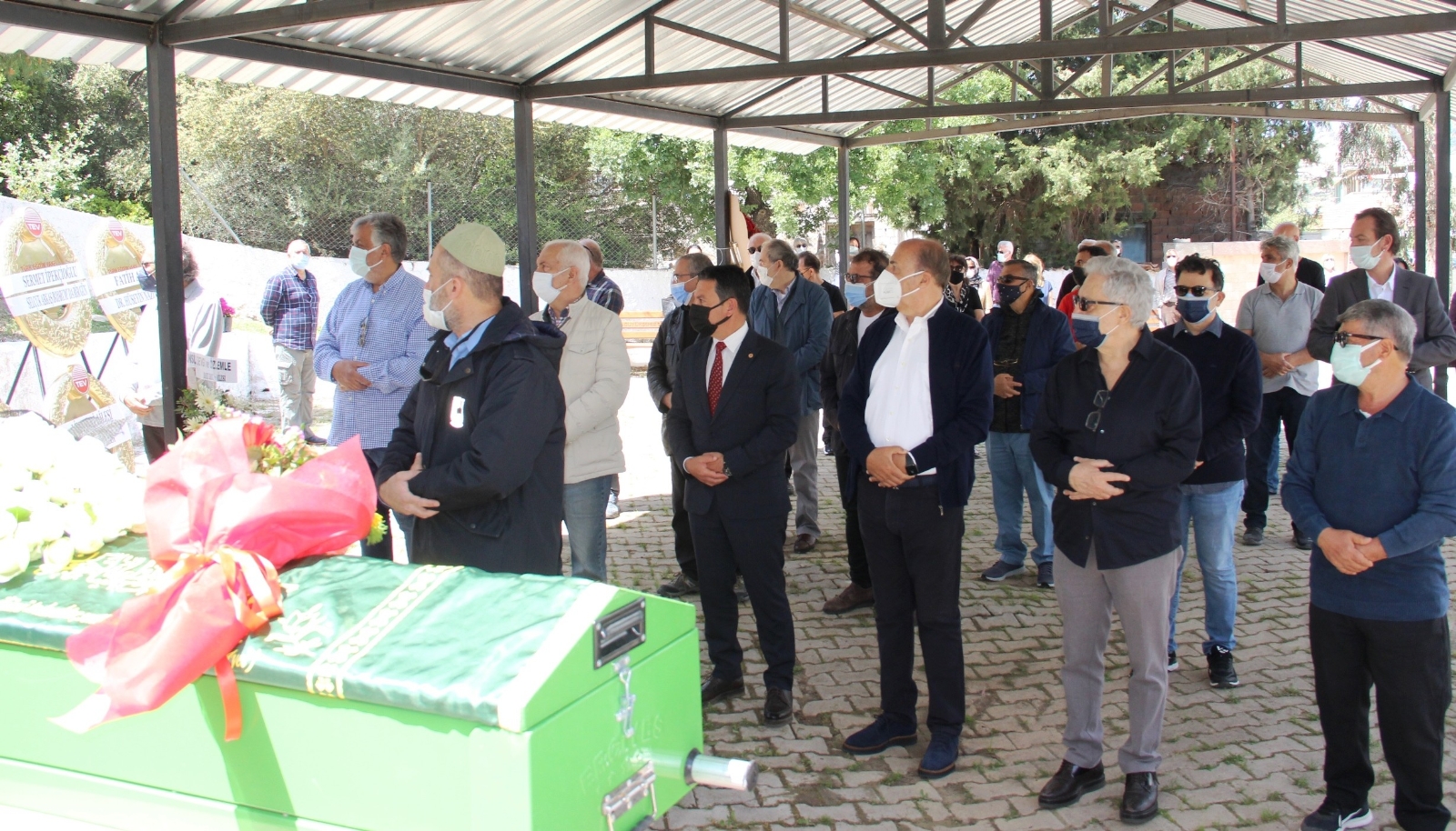 142348228-unlu-gazeteci-selahattin-duman-son-yolculuguna-ugurlandi-3.jpg
