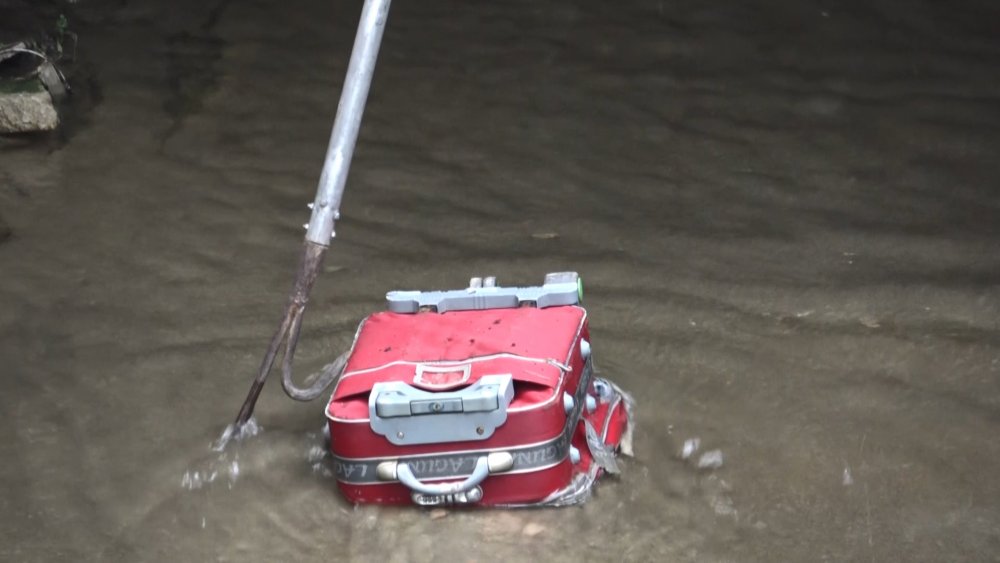 Bursa'da, eski askeri lojmanların önünde polis ve itfaiyeyi alarma geçiren görüntü