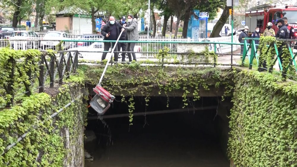 Bursa'da, eski askeri lojmanların önünde polis ve itfaiyeyi alarma geçiren görüntü
