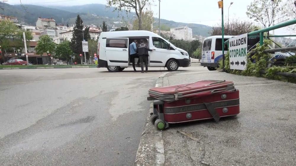 Bursa'da, eski askeri lojmanların önünde polis ve itfaiyeyi alarma geçiren görüntü