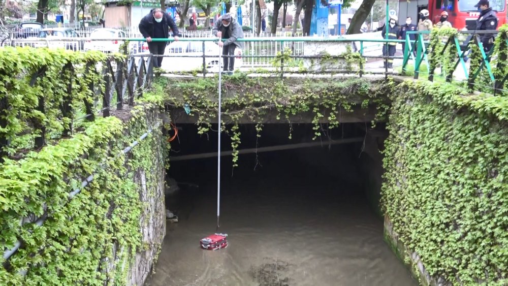 Bursa'da, eski askeri lojmanların önünde polis ve itfaiyeyi alarma geçiren görüntü