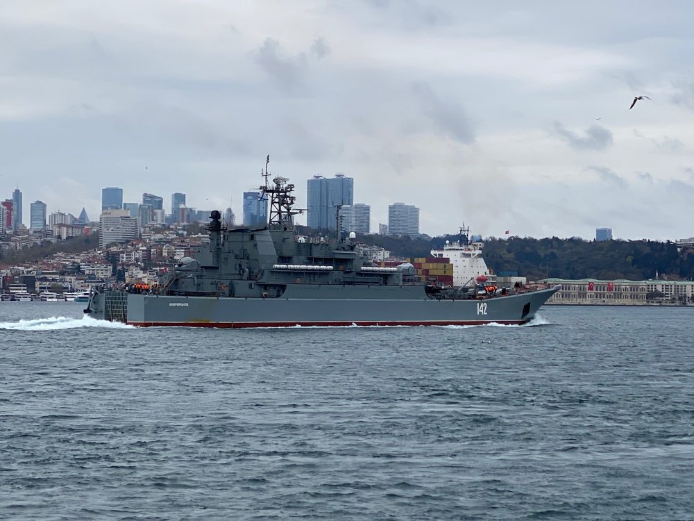 Rus Savaş Gemisi İstanbul Boğazı'ndan geçti