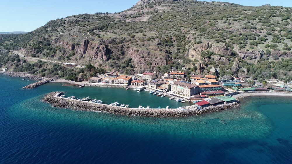 'Afet bölgesi' ilan edildi; Assos Antik Limanı'nda turistik tesisler kapatıldı