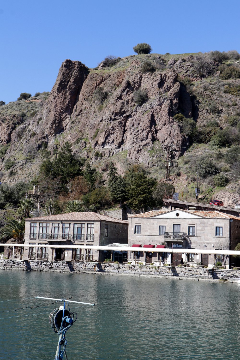 'Afet bölgesi' ilan edildi; Assos Antik Limanı'nda turistik tesisler kapatıldı