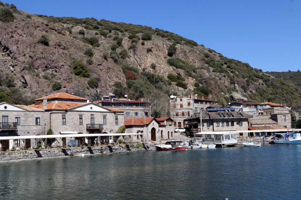 'Afet bölgesi' ilan edildi; Assos Antik Limanı'nda turistik tesisler kapatıldı