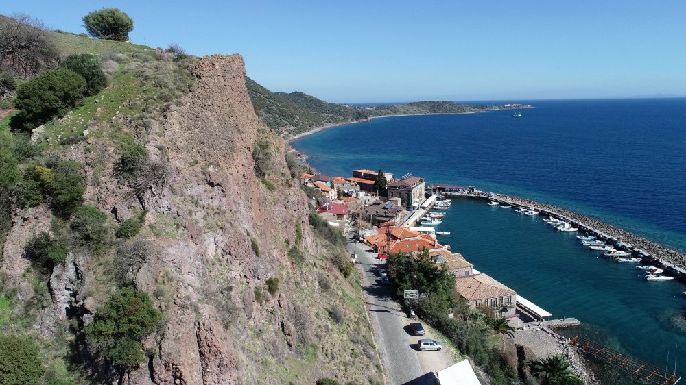 'Afet bölgesi' ilan edildi; Assos Antik Limanı'nda turistik tesisler kapatıldı