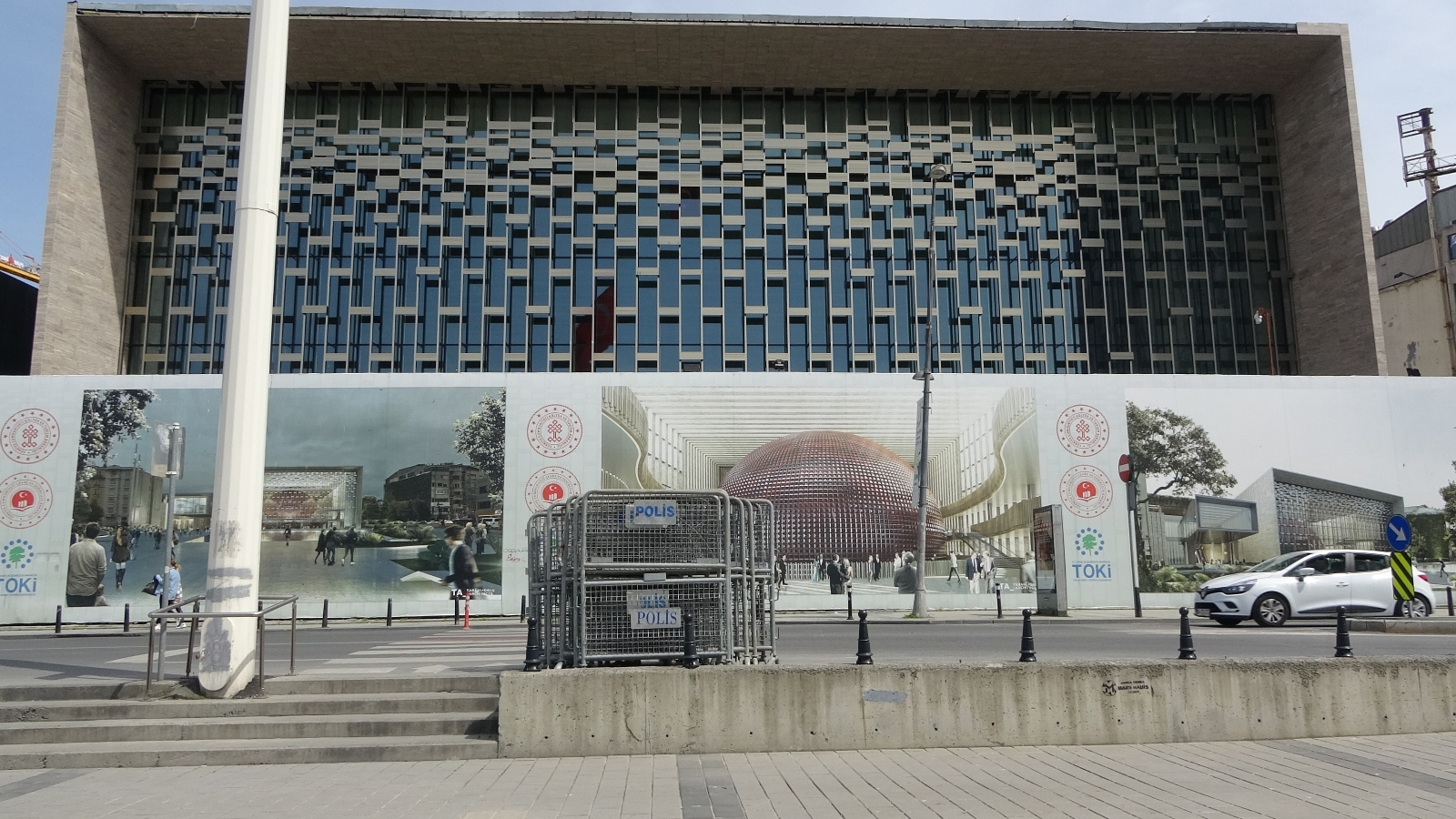 154309466-taksimde-1-mayis-tedbirleri-polis-barikatlari-getirildi-6.jpg