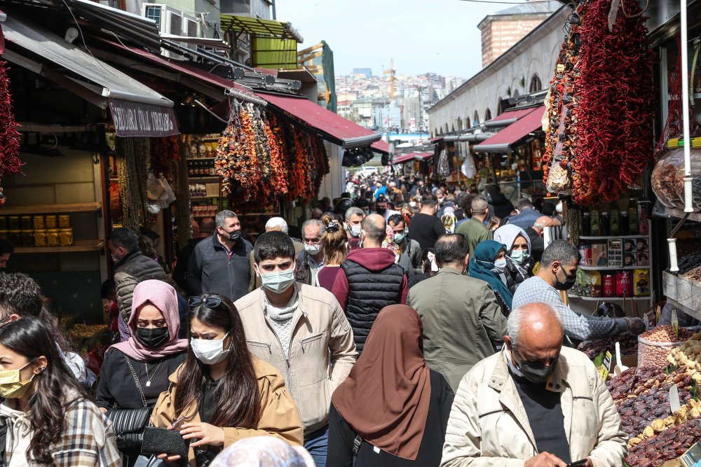 Eminönü tıklım tıklım! 'Kapanma alışverişi' yoğunluğu yaşanıyor