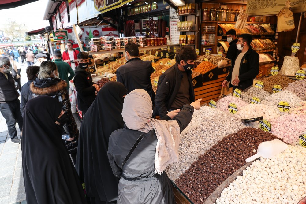 Eminönü tıklım tıklım! 'Kapanma alışverişi' yoğunluğu yaşanıyor