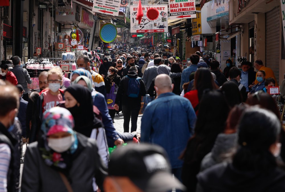 Eminönü tıklım tıklım! 'Kapanma alışverişi' yoğunluğu yaşanıyor
