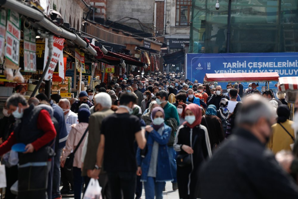 Eminönü tıklım tıklım! 'Kapanma alışverişi' yoğunluğu yaşanıyor