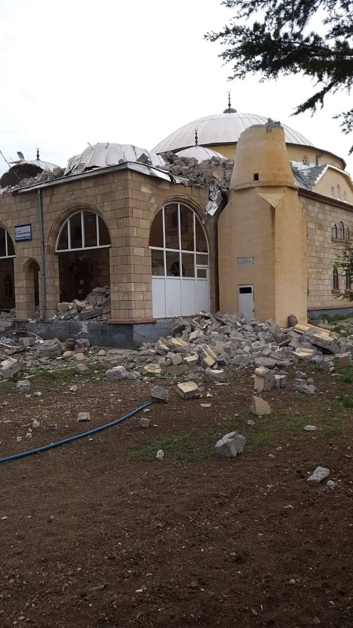 Facianın eşiğinden dönüldü... Kum fırtınası cami minaresini yıktı!