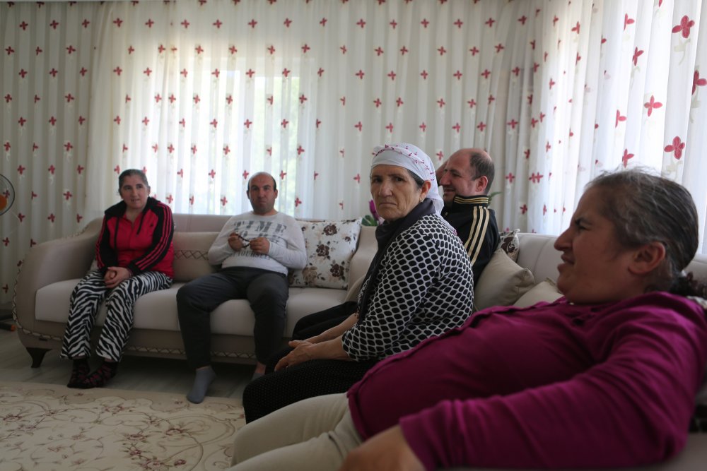 45 yıldır 4 engelli çocuğuna bakıyor