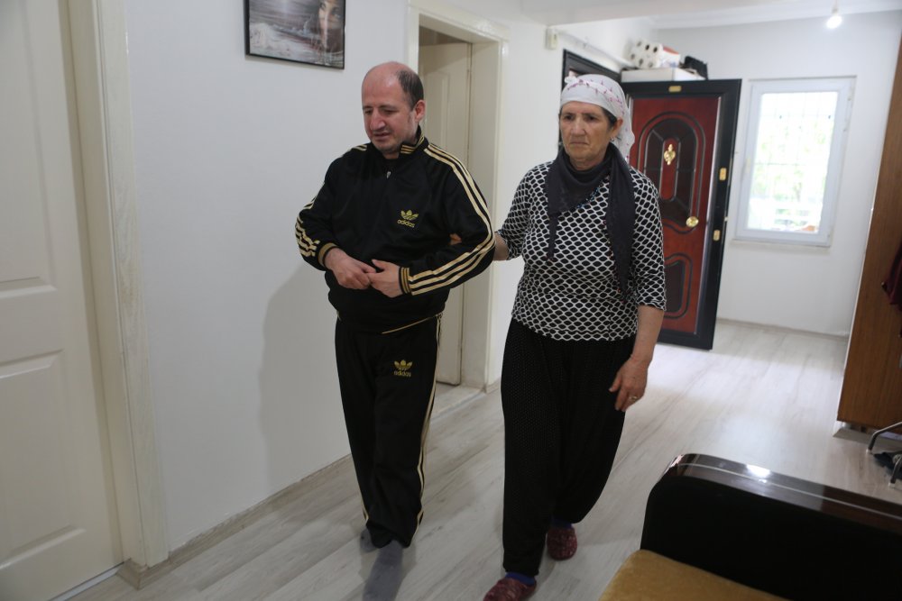 45 yıldır 4 engelli çocuğuna bakıyor