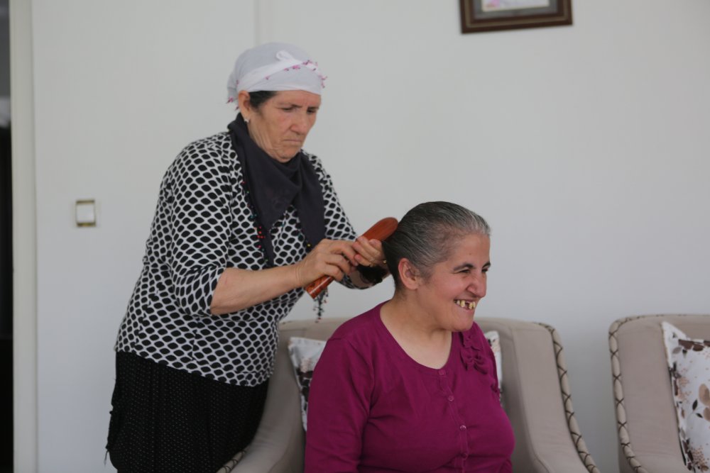 45 yıldır 4 engelli çocuğuna bakıyor