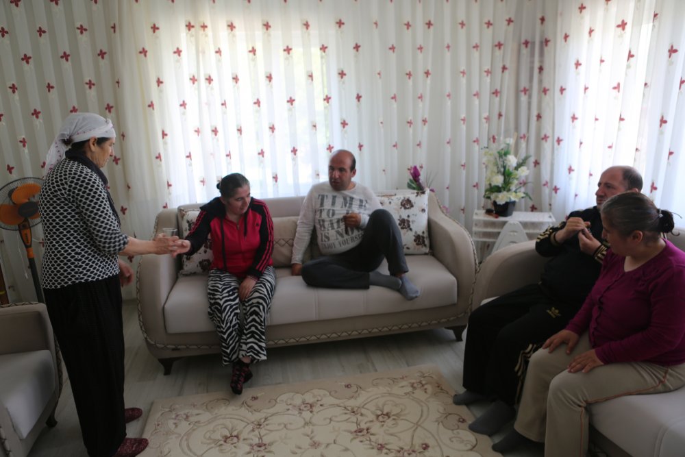 45 yıldır 4 engelli çocuğuna bakıyor