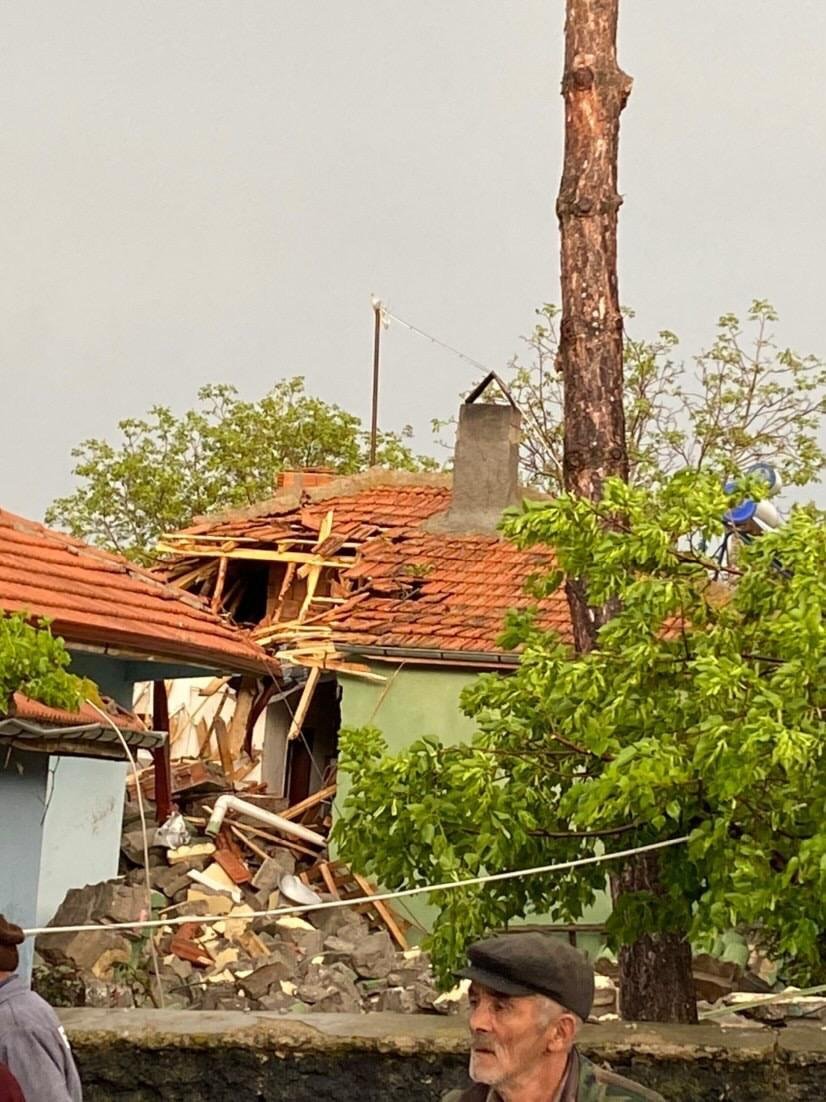 Ankara'da fırtına yıkıma neden oldu