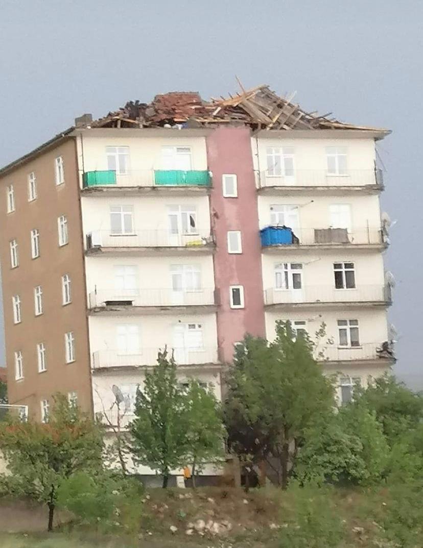 Ankara'da fırtına yıkıma neden oldu