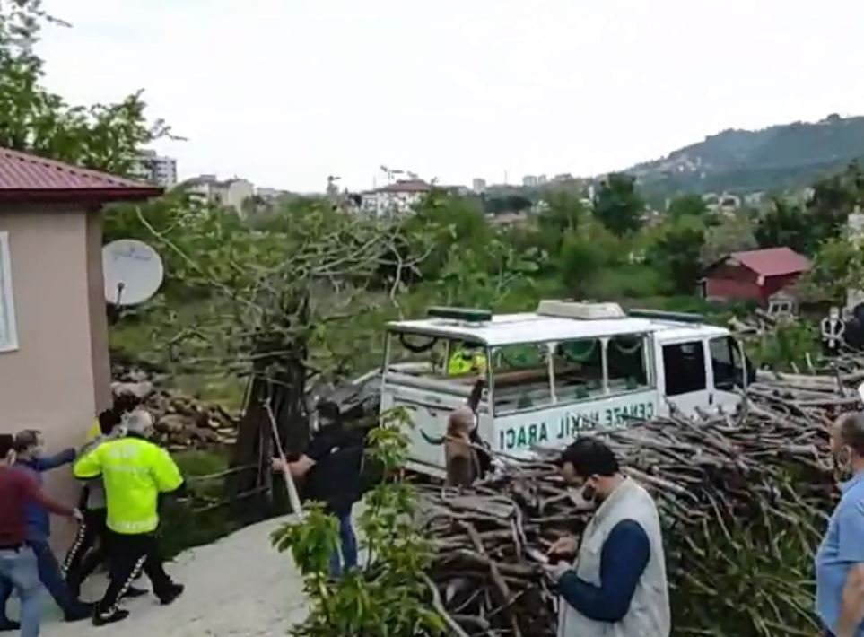 Giresun'da baltalı dehşet! Annesinin boğazını kesti, kardeşini ve polisleri yaraladı