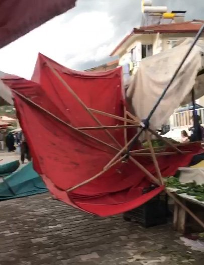 Tokat'ta kuvvetli rüzgar hayatı felç etti!