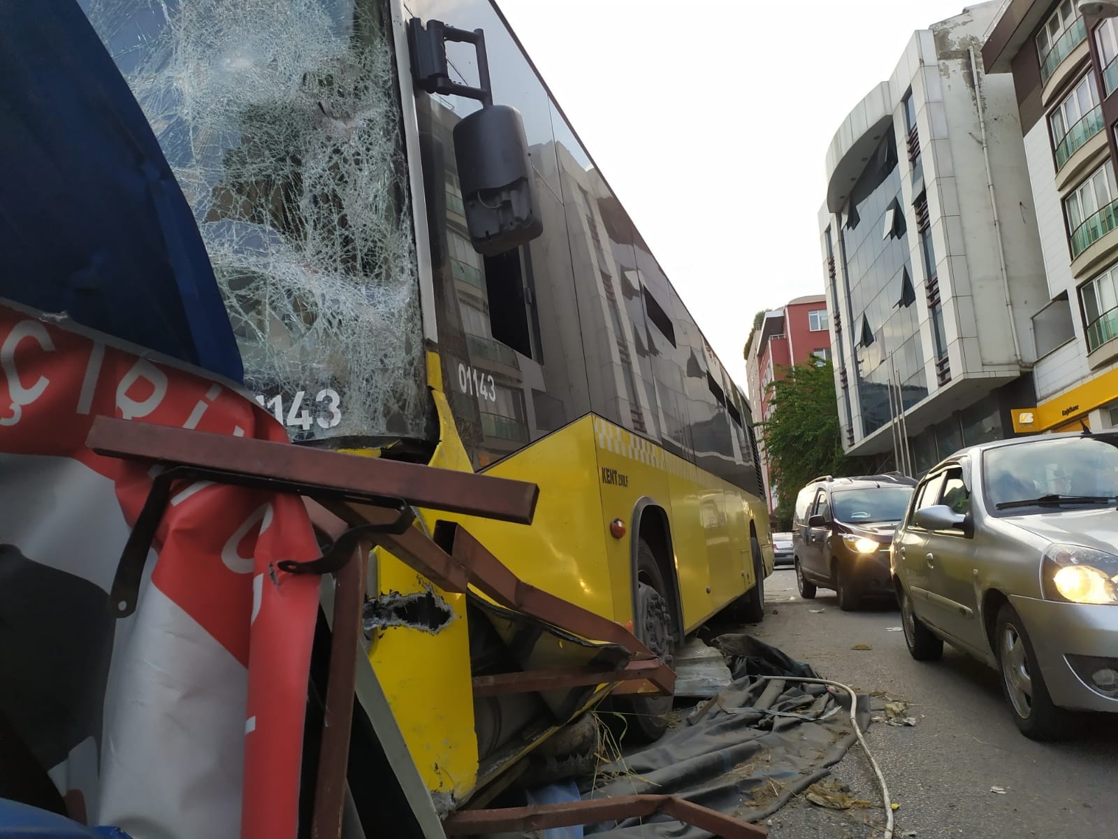211520410-kagithanede-freni-bosalan-iett-otobusu-metro-insaatina-daldi-5.jpg
