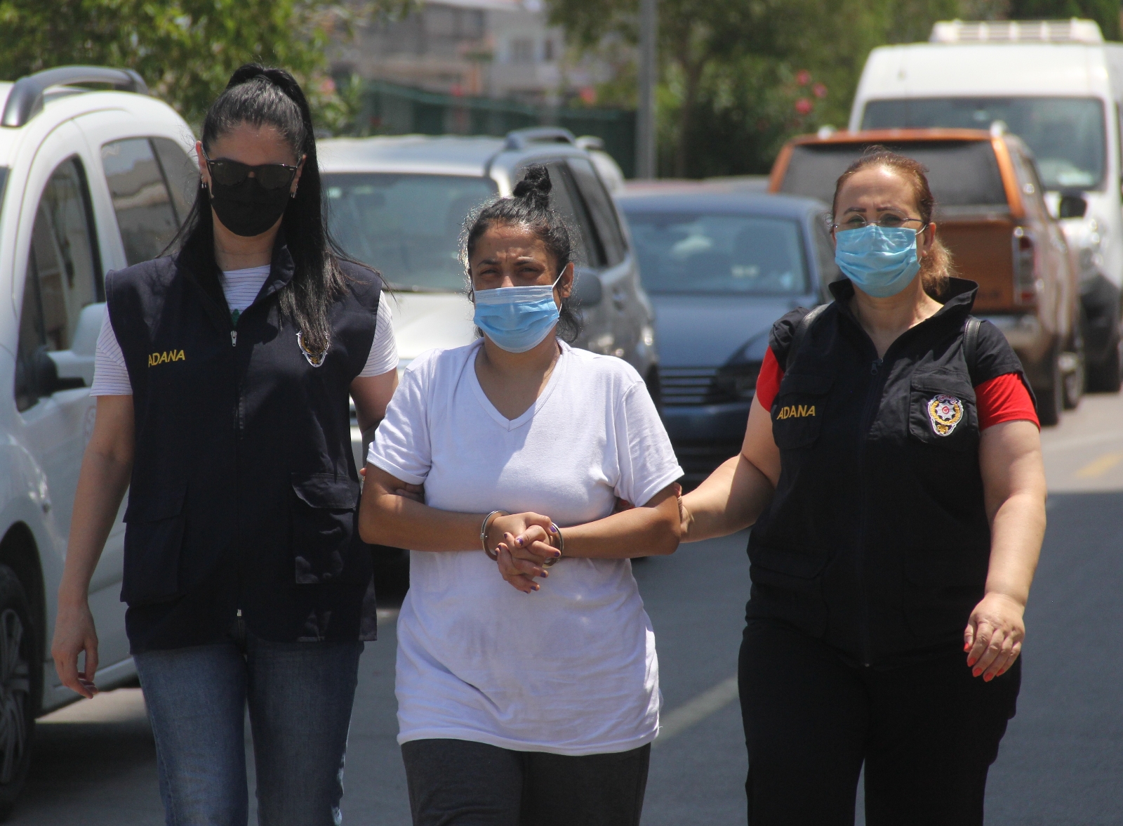 155225188-adanada-turk-bayragini-cope-atan-kadin-tutuklandi-1.jpg