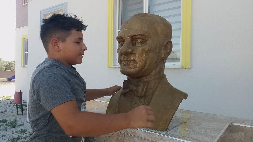 Okul bahçesindeki Atatürk büstüne sarılan çocuklar, Anıtkabir'i görmek istiyor