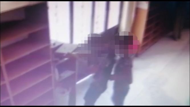 Caminin yardım kutusundaki paraları çalmaları kamerada