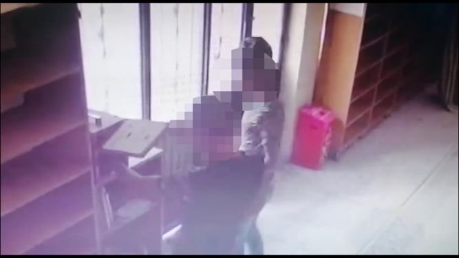 Caminin yardım kutusundaki paraları çalmaları kamerada