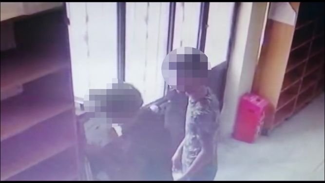 Caminin yardım kutusundaki paraları çalmaları kamerada