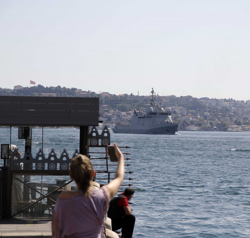 Mayın arama gemileri art arda İstanbul Boğazı'ndan geçti!