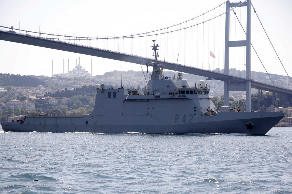 Mayın arama gemileri art arda İstanbul Boğazı'ndan geçti!