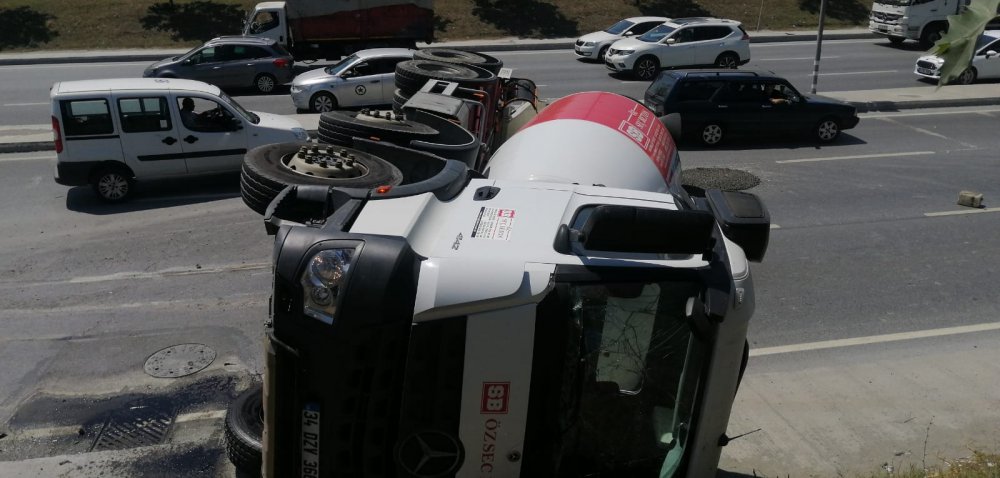 Arnavutköy'de beton mikseri yan yattı; trafik durma noktasına geldi