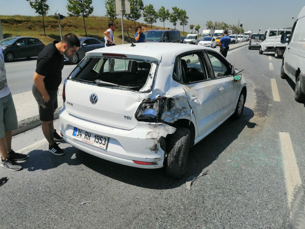 Arnavutköy'de beton mikseri yan yattı; trafik durma noktasına geldi