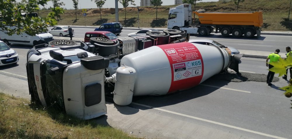 Arnavutköy'de beton mikseri yan yattı; trafik durma noktasına geldi
