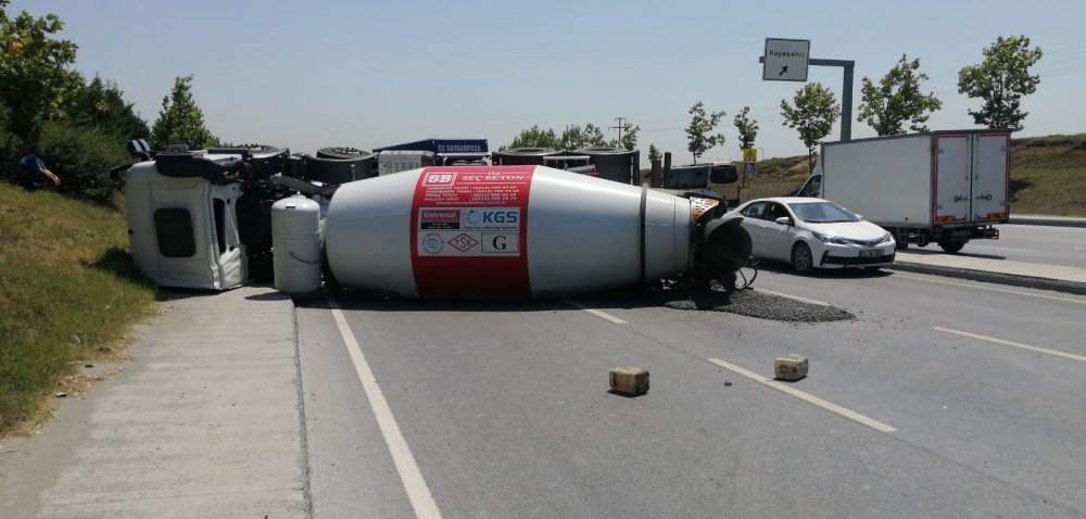 Arnavutköy'de beton mikseri yan yattı; trafik durma noktasına geldi