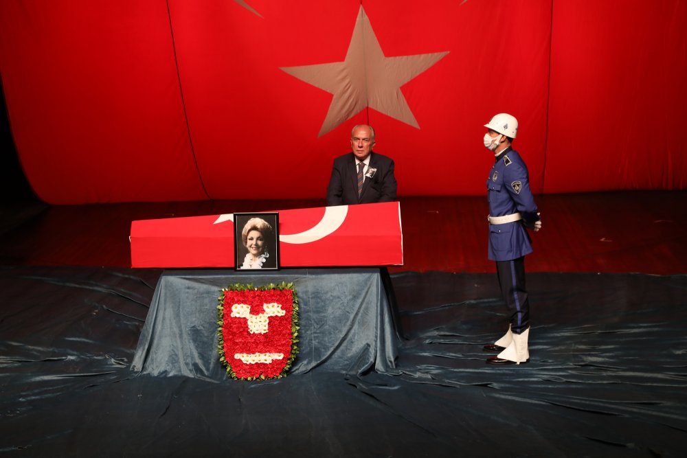 Devlet Sanatçısı Nedret Güvenç için Muhsin Ertuğrul Sahnesi'nde tören