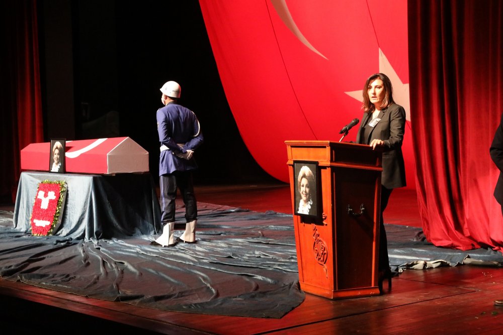 Devlet Sanatçısı Nedret Güvenç için Muhsin Ertuğrul Sahnesi'nde tören