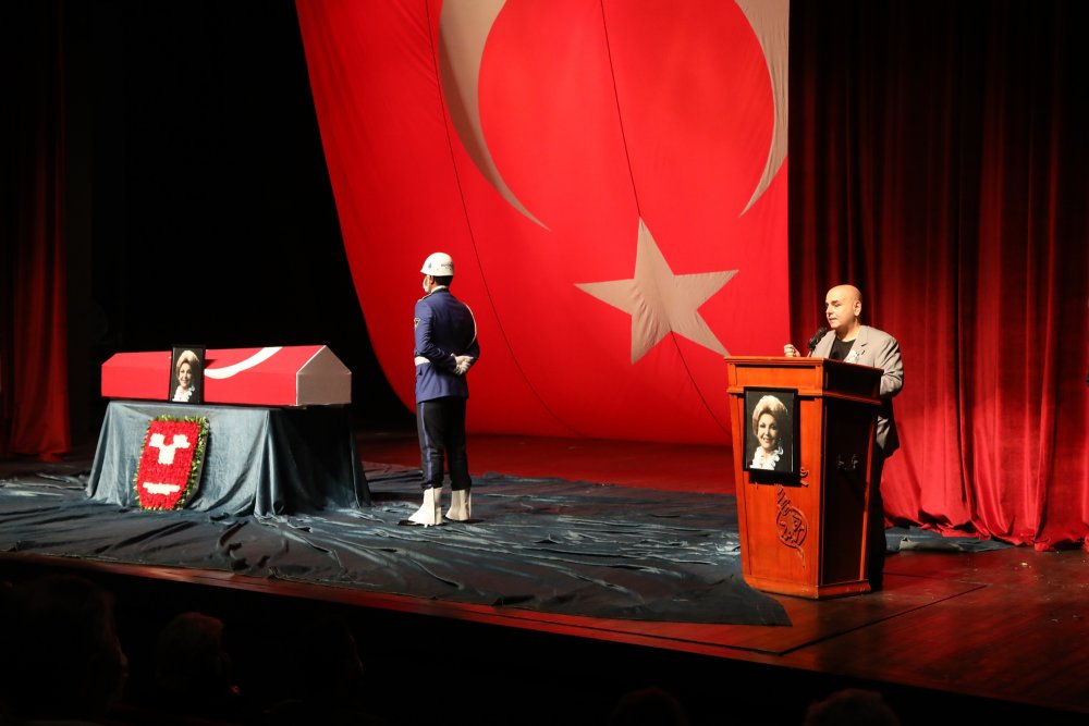 Devlet Sanatçısı Nedret Güvenç için Muhsin Ertuğrul Sahnesi'nde tören