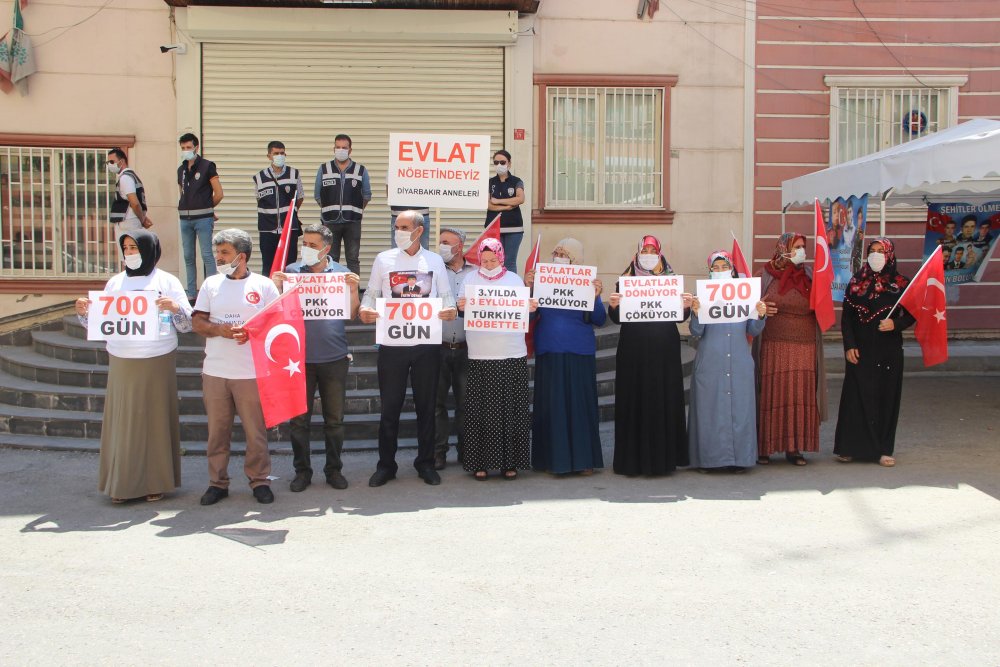 Diyarbakır'da evlat nöbetindeki ailelerin eylemi 700'üncü günde: 'PKK'YI ANNELER ÇÖKERTTİ VE BİTİRECEKTİR ARTIK'