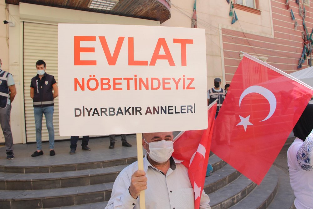 Diyarbakır'da evlat nöbetindeki ailelerin eylemi 700'üncü günde: 'PKK'YI ANNELER ÇÖKERTTİ VE BİTİRECEKTİR ARTIK'