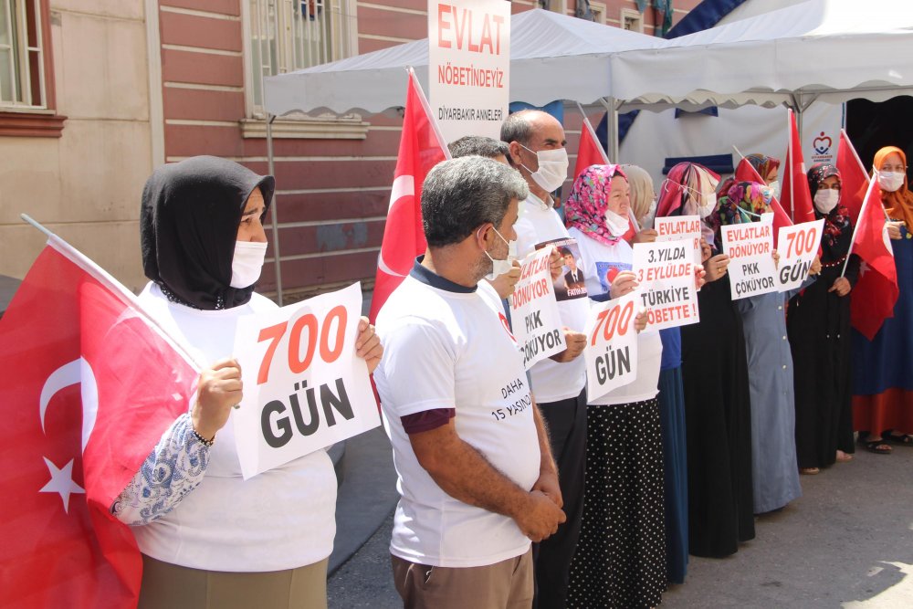 Diyarbakır'da evlat nöbetindeki ailelerin eylemi 700'üncü günde: 'PKK'YI ANNELER ÇÖKERTTİ VE BİTİRECEKTİR ARTIK'