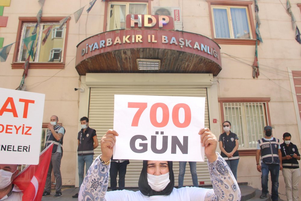 Diyarbakır'da evlat nöbetindeki ailelerin eylemi 700'üncü günde: 'PKK'YI ANNELER ÇÖKERTTİ VE BİTİRECEKTİR ARTIK'