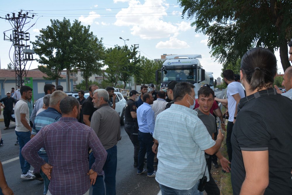 Elektrik kesintilerini protesto eden çiftçiler yol kapattı